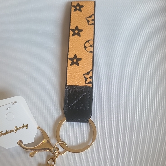 Stylish Iconic Tan Mouse Ears Keychain - Picture 4 of 7